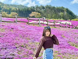 ラベンダーの花と外国人実習生