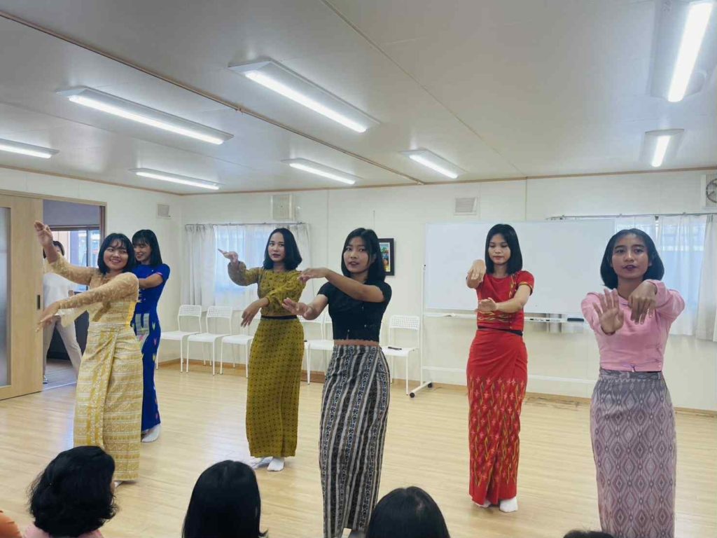 ベトナムの技能実習生が踊りを披露