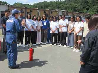 消防講習を受ける技能実習生