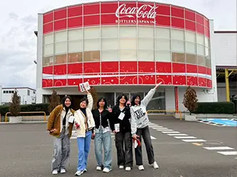 蔵王コカ・コーラ工場正面玄関と技能実習生