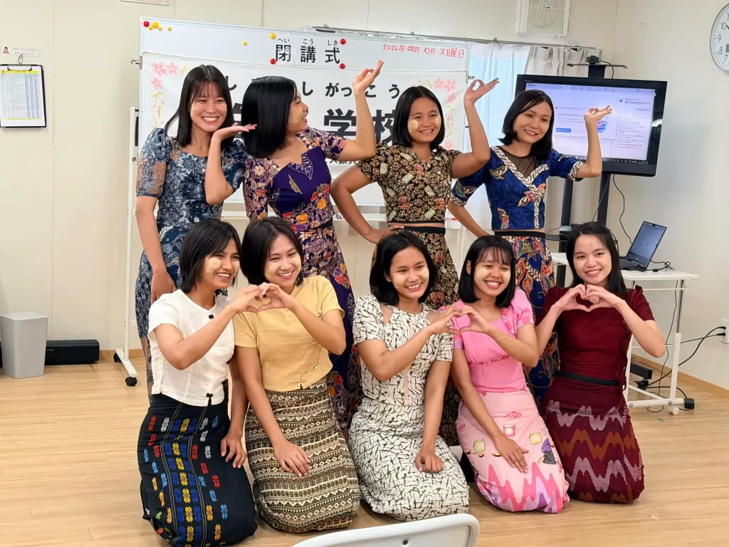 白石学校とミャンマーの民族衣装を着た楽しそうな技能実習女学生