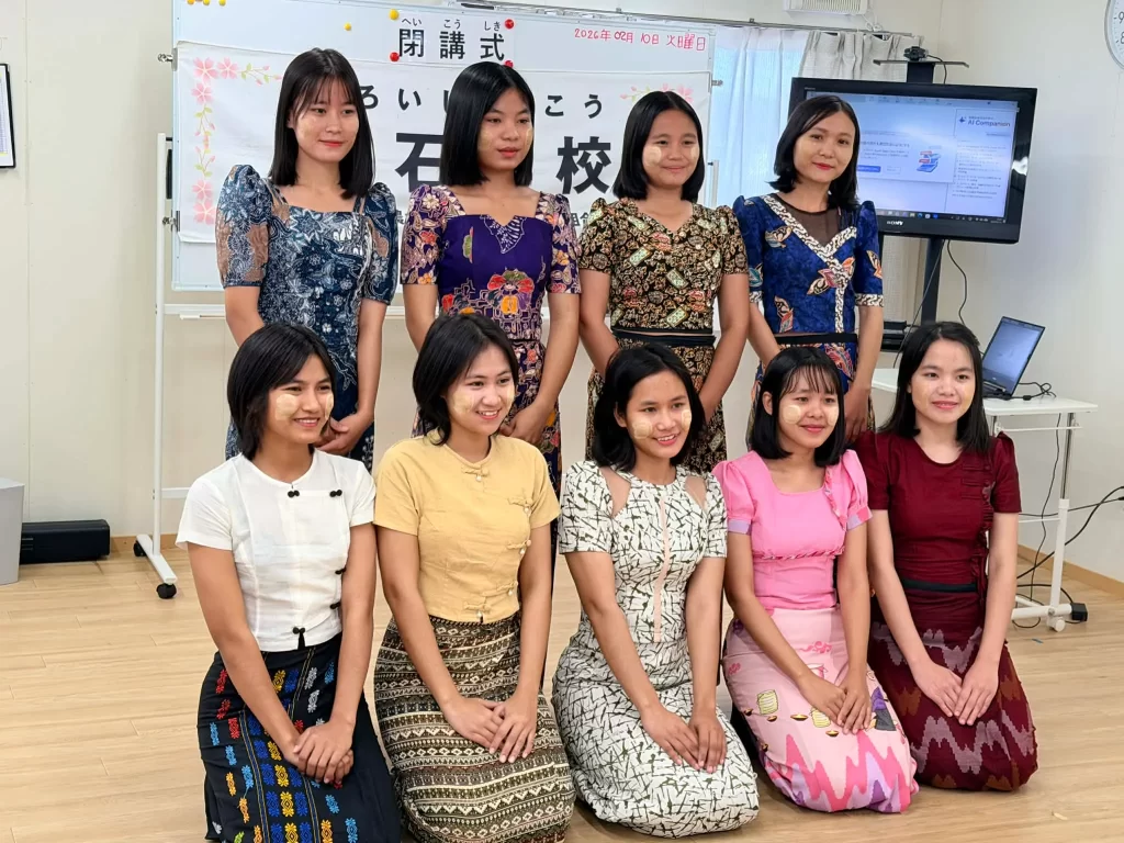 白石学校とミャンマーの民族衣装を着た技能実習女学生
