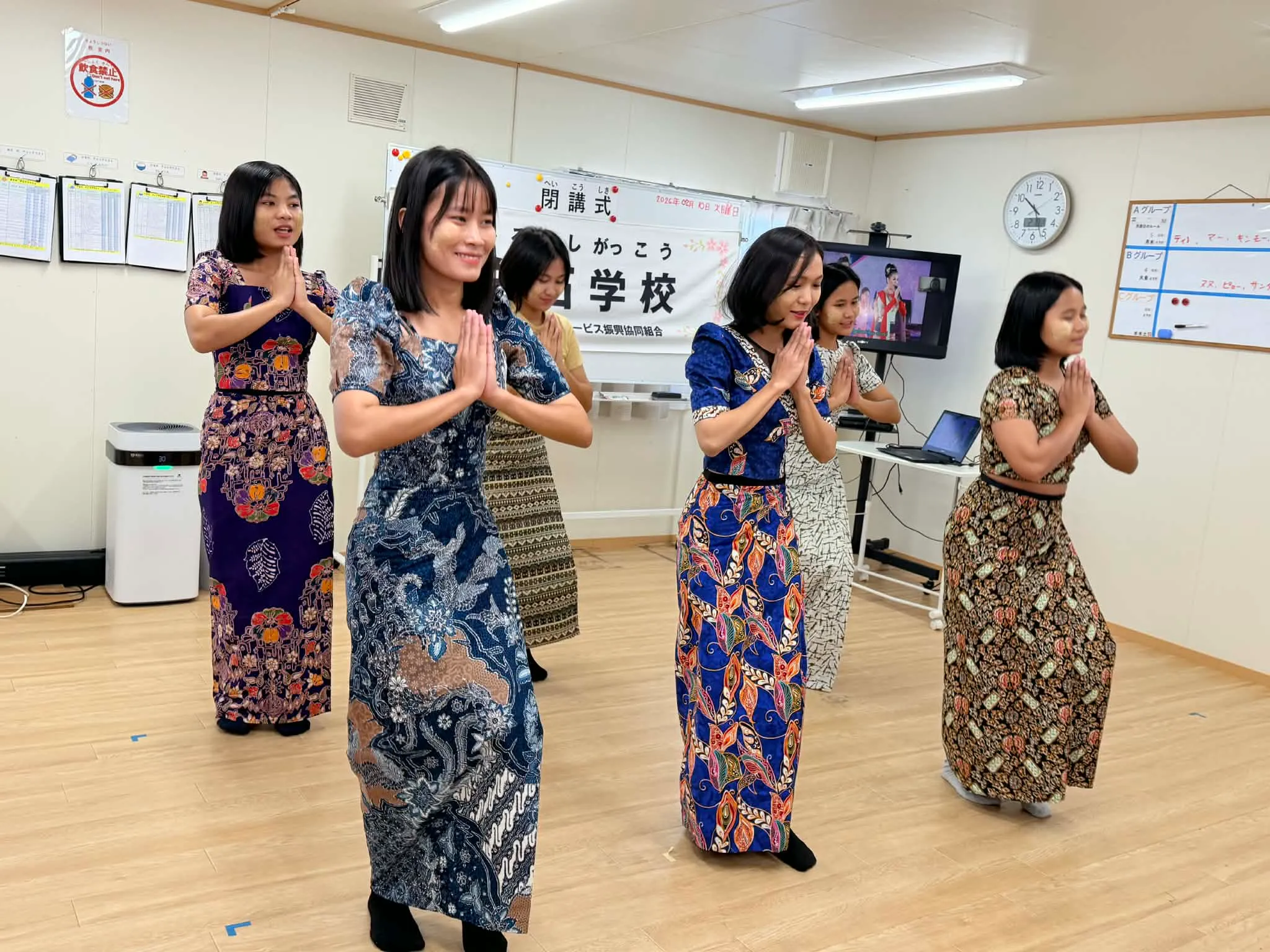 白石学校とミャンマーの民族衣装を着た伝統文化を披露する技能実習女学生